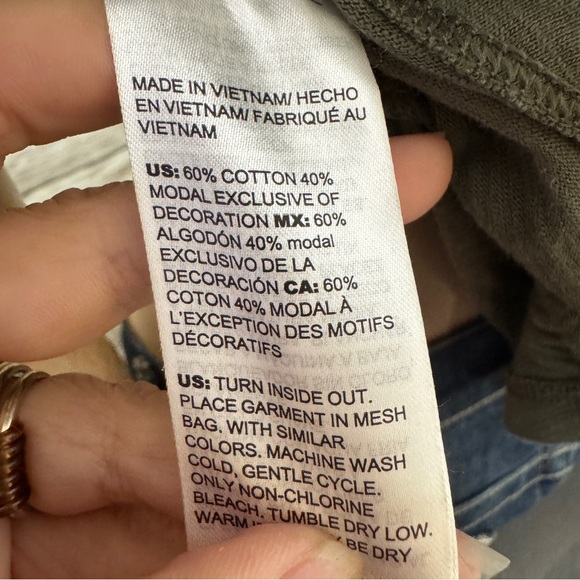 White House Black Market T Shirt Green XS Ribbon Silver Button Shoulders Crew - Picture 5 of 6